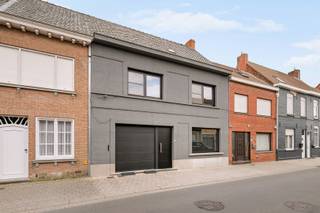 Zoek je een ruime woning met inpandige garage, dit in hartje Poperinge mét een prachtige zuidgerichte tuin? Dan kunnen wij met trots deze eigendom...