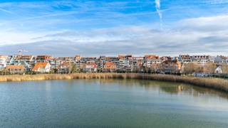 Gunstig gelegen appartement met 2 slaapkamers en een prachtig open zicht over het Zegemeer te Knokke. Het appartement geniet de ganse dag van de zon. <br /><br />Indeling: Inkom, gastentoilet en vestiaireruimte, een zonnige woonkamer met een mooi open zicht over het Zegemeer, een halfopen en ingerichte keuken, achteraan twee slaapkamers, een ingerichte badkamer en een praktische bergruimte. Terras aanwezig achteraan. <br /><br />Er is een grote privatieve kelderberging inbegrepen in de prijs. Mits meerprijs kan er een ruime garagebox aangekocht worden op het gelijkvloers. <br /><br />Bezoeken? Graag na afspraak met Willem Cauwels op GSM 0477/60.12.16.