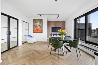 <p>Volledig furnished and recently renovated (2024) two-bedroom apartment on the 6th floor, accessible by elevator.</p>
<p>You enter the apartment via the spacious entrance hall, which leads to the bright living area with open-plan kitchen. Adjacent is a practical storage room with washing machine and dryer. From the living area you have access to the first terrace at the front, equipped with a comfortable lounge set.</p>
<p>At the rear of the apartment are two bedrooms, one furnished as a master bedroom and the other as a dressing room. The second terrace is accessible from the bedrooms. The modern bathroom is fitted with a walk-in shower and a vanity unit with washbasin.</p>
<p>The apartment also includes a private cellar storage unit and a parking space, which can optionally be rented for €150 per month.</p>
<p>The common charges amount to €100 per month and include maintenance, electricity for the common areas, waste collection, and private water consumption.</p>
<p>The gas and electricity meters are individual and will be put in the tenant’s name. The apartment is equipped with 8 solar panels, which currently cover approximately 80% of electricity consumption.</p>