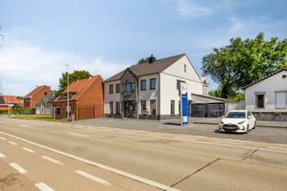 <p><strong>Beringen: opbrengsteigendom met handelsruimte, duplex appartement en ruime tuin</strong></p>
<p>Deze veelzijdige eigendom is gelegen in het centrum van Beringen en combineert wonen, ondernemen en investeren op één locatie. Dankzij de centrale ligging geniet u van een uitstekende bereikbaarheid en bevinden winkels, scholen, horeca en openbaar vervoer zich in de directe omgeving. Ideaal voor zelfstandigen, vrije beroepen of investeerders.</p>
<p>De eigendom bestaat uit een handelsruimte op het gelijkvloers en een ruim duplex appartement. Daarnaast beschikt het pand over een zonnige tuin van ca. 1.090 m², wat zorgt voor extra comfort en tal van mogelijkheden. De combinatie van commerciële ruimte, woongelegenheid en een ruim perceel maakt dit een interessante opportuniteit.</p>
<p><strong>INDELING:</strong></p>
<p><strong>Gelijkvloers:</strong> handelsruimte met aparte inkom en directe straattoegang, ontvangst- of bureauruimte, berging en veranda met zicht op de tuin</p>
<p><strong>Eerste verdieping:</strong> lichtrijke woonkamer, volledig uitgeruste keuken, badkamer, twee slaapkamers en veranda</p>
<p><strong>Tweede verdieping:</strong> nachthal en twee slaapkamers</p>
<p><strong>Buiten:</strong> zonnige tuin van ca. 1.090 m², terras, tuinhuis en ruime buitenruimte</p>
<p><strong>TROEVEN:</strong></p>
<ul><li>Handelsruimte met aparte toegang</li><li>Vier slaapkamers en ruime leefruimtes</li><li>Ideaal voor zelfstandigen en investeerders</li></ul>
<p>Bent u op zoek naar een eigendom waar wonen, ondernemen en investeren perfect samenkomen? Plan vandaag nog uw bezoek en ontdek de mogelijkheden.</p>
<p><strong>JOUW DROOMWONING OF INVESTERING. ZO GEVONDEN!</strong></p>