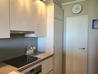 Ruim 2-slaapkamer appartement en 2 badkamers met <u><strong>frontaal zeezicht</strong></u> te koop. Dit instapklaar appartement is rustig gelegen <u><strong>aan het strand vlakbij de zeilclub SYCOD</strong></u> op de gelijkvloerse verdieping van de residentie Gray D'Albion. <br />Het appartement omvat een ruime woonkamer uitgevende op het terras waar u kunt genieten van een prachtig zicht op zee, duinen en avondzon met de daarbij horende zonsondergang, keuken met berging, gastentoilet, één slaapkamer met badkamer met douche, tweede slaapkamer met badkamer met ligbad en toilet. Beide slaapkamers geven allebei uit op het <u><strong>royale zonneterras</strong></u> achteraan.<br />Bij het appartement hoort eveneens een autostaanplaats onder de residentie.