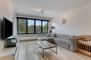 <p><span>WILRIJK: TOP gerenoveerd 2 slaapkamer appartement met ZUID gericht terras</span></p><p><span> </span></p><p><span>Ondergebracht in een kleinschalige gebouw waar het dak, beglazing en de gemeenschappelijke ketel reeds werden gerenoveerd.</span></p><p><span>Via ruime centrale hal, toegang tot lichte woon- en leefruimte op laminaat (40m²). Aanpalend praktische keuken voor zien van tal van ingemaakte kasten en toestellen.</span></p><p><span>Terras aan de achterzijde, zuid gericht met zicht op groen. </span></p><p><span><br />Badkamer voorzien van afgesloten douchecel, handenwasser in meubel en toilet. </span></p><p><span>Verder beschikt het appartement over een bureau kamer / kinderkamer aan de voorzijde van het appartement</span></p><p><span> </span></p><p><span>Achteraan het appartement ruime slaapkamer met in cascade een 2de kamer, ideaal als dressing, bureau of kinderkamer. </span></p><p><span> </span></p><p><span>allerlei:</span></p><p><span>- fietsen stalling</span></p><p><span>- lage algemene kosten </span></p><p><span>- gunstig EPC </span></p><p><span> </span></p>
