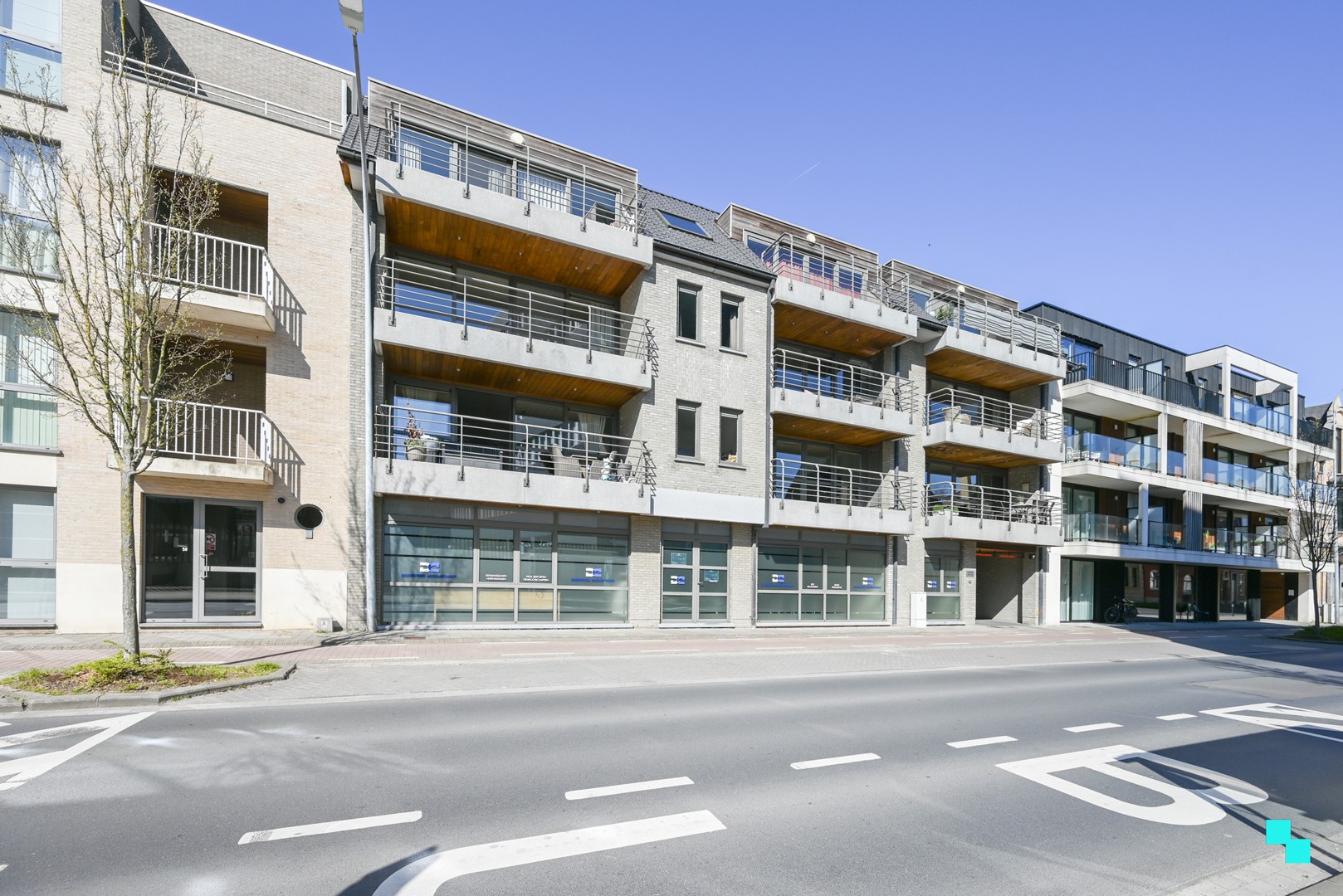 Uiterst commercieel en vlot bereikbaar handelspand (340 m²) te Izegem - foto 2