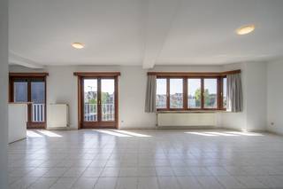 Dit ruime appartement met drie volwaardige slaapkamers bevindt zich in de verzorgde residentie Ariane en is volledig instapklaar. Dankzij de...