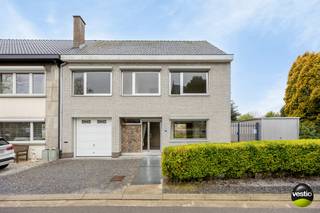 Ruime gezinswoning met 4/5 slaapkamers en grote tuin met bouwpotentieel<br /><br />Deze veelzijdige eengezinswoning verwelkomt je via de inkomhal, die toegang biedt tot de lichtrijke leefruimte, de keuken en het gastentoilet. De leefruimte geniet van veel natuurlijke lichtinval, terwijl de keuken een mooi zicht biedt op het terras en de tuin.<br /><br />Op het gelijkvloers vind je daarnaast een praktische opslagruimte met mazoutketel en een inpandige garage. Extra comfort wordt voorzien door rolluiken in de woning.<br /><br />De eerste verdieping beschikt over maar liefst 5 slaapkamers, waarvan 3 volwaardige ruime kamers en 2 kleinere kamers die perfect kunnen dienen als kinderkamer, dressing of hobbyruimte. De badkamer is uitgerust met een douche en dubbele wastafel.<br /><br />Verder is er nog een ruime zolder aanwezig die tal van mogelijkheden biedt: extra kamers, bureau of gewoon als stockage.<br /><br />Buiten geniet je van een grote tuin met een extra troef: deze kan opgesplitst worden tot een aparte bouwgrond, wat deze woning ook interessant maakt als investering.<br /><br />Voor meer info of een bezoek ter plaatste neem contact op met 0478 30 04 25 of michiel@vestio.com.