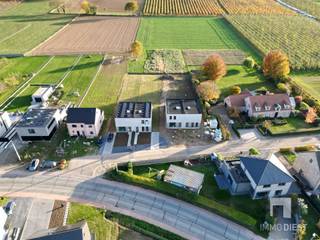 <p><span>Deze knappe nieuwbouwwoning in moderne architectuur maakt deel uit van project 'La Vue' (Struikstraat 77A, 77B, 77C en 77 D in Assent). </span></p><p><span> </span></p><p><span>Woning Struikstraat 77B</span><span> heeft 178 m² woon- en leefruimte en omvat:</span></p><p><span>- kruipkelder</span></p><p><span>- gelijkvloers: inkomhal, gastentoilet, eetruimte, centrale keuken, leefruimte met bureel, ruime berging</span></p><p><span>- verdieping: drie volwaardige slaapkamers, nachthal met lichtstraat die als dressing kan dienen, een ruime badkamer, apart toilet en technische berging</span></p><p><span> </span></p><p><span>Buiten beschikt u over een zeer ruim en zonnig terras met zicht en toegang naar de tuin.</span></p><p><span>Dit alles op een perceel grond van 1024 m² met een prachtig groen zicht op de Hagelandse velden.</span></p><p><span> </span></p><p><span>Kwaliteiten</span></p><p><span>+ lichtrijk (maximale lichtinval dankzij de grootte raampartijen);</span></p><p><span>+ grote leefruimte (met ruimte voor een bureau);</span></p><p><span>+ uniek zuidgericht terras (met prachtig perspectief);</span></p><p><span>+ landelijke zichten en toch vlakbij Bekkevoort en Diest;</span></p><p><span>+ op 5 minuten van de snelweg Genk-Leuven-Brussel-Antwerpen</span></p><p><span>+ aan de voet van het mooie Hageland, de verborgen parel van Vlaanderen, waar heuvels fluisteren en wijnranken zingen.</span></p><p><span> </span></p><p><span>De vermelde prijs is de prijs voor deze woning winddicht (excl. kosten).</span></p><p><span>U kan de woning nog volledig naar uw hand zetten. </span></p><p><span>Indien gewenst kan u deze woning ook afgewerkt of casco+ kopen. Meer info op aanvraag te verkrijgen.</span></p><p><span> </span></p><p><span>La Vue is een nieuw architectuurproject van Mint Projects.</span></p><p><span>Verkoop door Immo Diest, samen thuis in vastgoed.</span></p><p><span>De koper staat centraal. </span></p><p><span> </span></p><p><span>Meer info en een bezoek? Aarzel niet, bel Immo Diest: 013 31 25 22.<br />Wij laten u de woning graag na afspraak bekijken.</span></p>