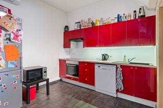 <p><span>Deels gemoderniseerde woning met 3 slaapkamers in Sint-Katelijne-Waver, vlakbij het bruisende Mechelen.</span></p><p><span> </span></p><p><span>Deze veelzijdige woning, momenteel opgedeeld in twee appartementen, biedt tal van mogelijkheden zoals bv. eigen bewoning, co-housing, kangoeroewonen of investering. Het gelijkvloerse appartement met een oppervlakte van 59 m² omvat een gezellige woonkamer met open keuken, een badkamer en een slaapkamer die rechtstreeks uitgeeft op de aangename tuin. Op de eerste verdieping bevindt zich het duplexappartement met een oppervlakte van 106 m² met een lichtrijke leefruimte, open keuken, badkamer en veranda. De tweede verdieping omvat een nachthal, twee volwaardige slaapkamers, een technische berging en een ruime zolderberging. De ligging is een absolute troef: centraal in Sint-Katelijne-Waver, op een boogscheut van Mechelen, en in de nabijheid van scholen, winkels, sport- en ontspanningsmogelijkheden. </span></p><p><span> </span></p><p><span>Dankzij de vlotte bereikbaarheid via openbaar vervoer, treinstation, belangrijke verbindingswegen en de fietsostrade bent u bovendien snel in zowel Brussel als Antwerpen. Een unieke kans voor wie op zoek is naar een woning of investering met potentieel, op een toplocatie.</span></p><p><span> </span></p><p><span>Bezoek enkel na afspraak, vrijblijvende info op kantoor: 015/755 444 of <span>info@immovercammen.be</span></span><span>  </span></p><p><span> </span></p>