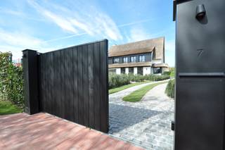 In een rustig gelegen residentiële buurt, bevindt zich deze kwalitatief gerenoveerde villa te huur, gelegen op een ruim perceel aan de rand van...