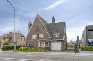 Ce charmant bâtiment décloisonné de quatre chambres est à vendre sur un vaste terrain de 957 m² à Kuurne, avec un excellent emplacement à proximité de la R8, de Courtrai et des principales routes d'accès. La maison combine des éléments classiques avec la possibilité d'une interprétation moderne. Les espaces de vie lumineux, les volumes généreux et le jardin ensoleillé constituent une base idéale pour ceux qui recherchent de l'espace et du potentiel. Vous recherchez une maison de rêve avec du caractère et de nombreuses possibilités ? Alors c'est exactement ce que vous recherchez !Disposition :Rez-de-chaussée :- Le hall d'entrée spacieux vous accueille et mène à des toilettes invités.- L'espace de vie lumineux, joliment divisé en un coin repas et un coin salon, offre suffisamment d'espace pour se détendre et s'amuser.- Ensuite, vous trouverez un bar confortable, idéal pour recevoir vos amis et votre famille.- La cuisine fonctionnelle dispose d'une plaque de cuisson, d'une hotte, d'un double évier et de nombreux rangements dans les placards intégrés.- Une salle de douche pratique avec toilettes, lavabo et douche est également disponible.- Il y a également un débarras/buanderie et un garage spacieux.Premier étage :- Voici quatre chambres complètes, idéales pour une famille nombreuse ou pour ceux qui recherchent un espace supplémentaire pour un bureau ou une salle de loisirs.- La salle de bain dispose d'une double vasque et d'une douche à l'italienne confortable.Extras :- Le grand jardin ensoleillé est une oasis de paix et d'intimité. Un endroit idéal pour les activités de plein air et la détente.- L'établissement possède un sous-sol sec et propose de nombreuses options de stationnement sur place.Vous souhaitez obtenir plus d'informations sur cette propriété ou vous souhaitez visiter le site ? Contactez Katrijn Obyn (0474 49 45 56 - katrijn.obyn@dewaele.com)
