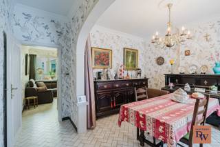 Op zoek naar een woning met potentieel én een mooie ligging? Ontdek deze ruime woning aan de rand van Zottegem – ideaal voor wie graag zijn eigen stempel drukt op zijn nieuwe thuis.<br /><strong>Indeling gelijkvloers:</strong><br />Via de inkomhal bereik je de gezellige eetruimte en het salon, gevolgd door een keuken en een lichtrijke veranda met zicht op het groen. Verder vind je op het gelijkvloers een aparte berging, gastentoilet, ruime garage én een zonnig terras dat uitkijkt op de tuin.<br /><strong>Verdieping:</strong><br />De eerste verdieping telt <strong>3 slaapkamers</strong>, een <strong>bureau</strong>, een <strong>aparte toilet</strong> en een <strong>badkamer</strong>. De <strong>vaste trap naar de zolder</strong> biedt bovendien de mogelijkheid om extra kamers te creëren – perfect voor een groter gezin of hobbyruimte.<br /><strong>Extra troeven:</strong>
<ul>
	<li><span>Mooie <strong>zonnige tuin met groen uitzicht</strong></span></li>
	<li><span><strong>Goede bereikbaarheid</strong> met openbaar vervoer</span></li>
	<li><span><strong>Sommige ramen reeds voorzien van dubbel glas</strong></span></li>
	<li><span><strong>Kelder aanwezig</strong></span></li>
</ul>
Deze woning biedt een solide basis en talloze mogelijkheden voor wie op zoek is naar ruimte, rust en een gunstige locatie.<br />📍 <strong>Ligging:</strong> vlot bereikbaar met het openbaar vervoer.<br />📅 <strong>Kom zelf ontdekken wat deze woning te bieden heeft!</strong><br />📞 Maak je afspraak via <strong>0495/57 59 90</strong><br />📧 Of mail naar <strong>info@vastgoeddw.be</strong><br />💡 <strong>Mis deze kans niet om jouw renovatieproject te starten op een toplocatie!</strong><br /> 