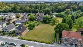 <p><strong>Réalisez la maison de vos rêves sur un magnifique terrain de ± 736 m² à Dilbeek</strong></p><p>Dans un environnement calme et agréable, le long de la Molenbergstraat à Dilbeek, nous proposons ce beau terrain à bâtir destiné à une <strong>construction 3 façades</strong>. Le lot 1 constitue une excellente opportunité pour ceux qui souhaitent réaliser une maison familiale confortable et contemporaine, entièrement adaptée à leurs envies et à leur mode de vie.</p><p>Le terrain offre la possibilité de créer une habitation avec un agréable <strong>jardin orienté plein sud</strong>, garantissant une belle luminosité et un cadre de vie particulièrement agréable.</p><p><strong>Possibilités de construction :</strong></p><ul><li><p>Superficie du terrain : ± 736 m²</p></li><li><p>Destination : habitation unifamiliale</p></li><li><p>Construction 3 façades</p></li><li><p>Maximum 2 niveaux habitables</p></li><li><p>Logement kangourou possible</p></li><li><p>Fonction complémentaire possible (profession libérale, bureau, services ou activité artisanale), jusqu’à 100 m², l’habitation restant la fonction principale</p></li><li><p>Chambres possibles dans le volume de toiture</p></li><li><p>Espaces de vie et rangements possibles au niveau du jardin</p></li><li><p>Profondeur maximale de construction : 15 m au rez-de-chaussée et 12 m à l’étage</p></li><li><p>Volume de construction et forme de toiture en harmonie avec l’habitation existante n° 42</p></li><li><p>Architecture libre, moyennant l’utilisation de matériaux qualitatifs et durables</p></li></ul><p>Une attention particulière est accordée à la qualité de l’environnement. La zone de jardin sera principalement végétalisée et les surfaces imperméables devront rester limitées. Les accès et emplacements de stationnement devront être réalisés avec des matériaux perméables.</p><p>La situation constitue également un véritable atout. Vous profitez d'un environnement calme et verdoyant à proximité du centre de Dilbeek, au cœur du <strong>Pajottenland</strong>, une région réputée pour son caractère rural, ses paysages et ses nombreux itinéraires de promenade et de cyclisme.</p><p>Dans le même temps, les commerces, écoles, infrastructures sportives, activités culturelles et transports en commun sont facilement accessibles. Les excellentes connexions routières permettent également de rejoindre rapidement Bruxelles et les communes environnantes.</p><p>Une opportunité idéale pour ceux qui recherchent une combinaison de <strong>volume, nature, tranquillité et excellente accessibilité</strong>.</p>
