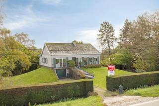 <p>Ontdek deze statige en lichtrijke open bebouwing, gelegen op een prachtig perceel van maar liefst 2.637 m²! Met 3 volwaardige slaapkamers, een dubbele garage, een volledige onderkeldering met tal van opbergmogelijkheden en een fraai aangelegde tuin biedt deze woning alle ruimte om comfortabel te wonen en volop te genieten van het buitenleven. Dankzij de gunstige ligging, vlak bij winkels en met uitstekende verbindingsmogelijkheden, geniet u hier van rust en ruimte zonder in te boeten aan bereikbaarheid. Ook voor paardenliefhebbers biedt deze eigendom interessante mogelijkheden!</p><p>Op het gelijkvloers bevinden zich een dubbele garage met automatische sectionale poort, een ruime berging met aansluitende wasplaats en een prachtig aangelegde tuin met gezellig terras en tuinberging. De eerste verdieping verwelkomt u met een ruime inkomhal met vestiaire en een aangename, lichtrijke leefruimte. Verder vindt u er een recent ingerichte keuken met alle nodige toestellen, een praktische berging, een afzonderlijk gastentoilet en een ruime veranda met zicht op de tuin. Daarnaast beschikt deze verdieping over 3 volwaardige slaapkamers en een badkamer met dubbel lavabomeubel en ligbad met geïntegreerde douche.</p><p>De aanwezige rolluiken, de overvloedige natuurlijke lichtinval en de mogelijkheid om een praktijkruimte in te richten vormen bijkomende troeven.</p><p>Een karaktervolle en veelzijdige woning met een uitzonderlijk ruim perceel, tal van mogelijkheden en een uitstekende ligging. Absoluut een bezoek waard!</p>