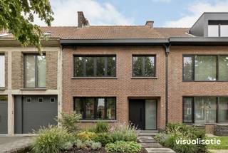 <strong>Deze ruime woning met 4 slaapkamers biedt potentieel en is ideaal gelegen pal in het centrum van Herentals. Het eigendom werd gebouwd op een perceel van 220 m² en wordt aangevuld met een stadstuin en toegang naar achter via een aparte gang. </strong><span><br /><br /><strong>Ligging:</strong> </span><span>een gegeerde, groene straat in het centrum van Herentals. Een</span><span> fijne woonomgeving met alle nodige voorzieningen zoals winkels, scholen, station, ... op zeer korte afstand. <br /><br /><strong>Omschrijving:</strong> de woning werd gebouwd in 1962 en beschikt over volgende indeling: de inkomhal geeft u toegang tot de grote leefruimte, keuken, bijkeuken/berging en apart toilet. De eerste verdieping omvat 3 slaapkamers en een aparte ruimte die toegang biedt naar de vaste trap om de zolderverdieping te bereiken. Deze zolderverdieping werd afgewerkt en doet momenteel dienst als een grote (4e) slaapkamer en extra bergruimte (bij herindeling mogelijks in te delen tot 2 extra slaapkamers). Verder beschikt deze woning over volledige onderkeldering die tevens toegang biedt naar de stadstuin en tal van mogelijkheden biedt.<br /><br />Deze woning valt onder de renovatieplicht. Voor meer info kijk op de website van het Vlaams Energie- en Klimaatagentschap: https://www.vlaanderen.be/een-huis-of-appartement-kopen/renovatieverplichting-voor-residentiele-gebouwen<br /><strong><br />Bijzondere informatieplicht</strong>: Vg, Wg, Gvv, Gmo, Gvkr.</span>