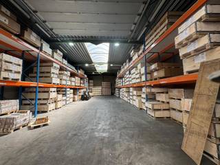 <p>- ca. 1.656m² magazijnruimten (ca. 1.240m² + ca. 266m² + ca. 102m²)<br />- ca. 280m² kantoor<br />- ca. 101m² showroom<br />- ca. 1.000m² verhard terrein <br />- 7m vrije hoogte magazijn <br />- 5 sectionale poorten<br />- rolbrug <br />- HS cabine <br />- 20 parkeerplaatsen <br />- omheinde site <br /><strong><br /></strong></p>
<strong></strong>
