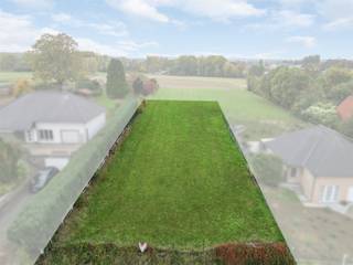 <h3><span>Bouwgrond met weiland en prachtig vergezicht nabij centrum Brakel</span></h3><p><span>Op zoek naar een unieke opportuniteit met zowel professionele als privé-mogelijkheden?<br />Ontdek dit uitzonderlijk goed gelegen perceel </span><span>nabij het centrum van Brakel</span><span>, met een </span><span>weids landelijk uitzicht</span><span> over de omliggende velden.</span></p><p><span>Het perceel omvat een </span><span>ruim bouwlot met aangrenzend weiland</span><span>, ideaal voor wie wonen en werken wil combineren in een groene en tegelijk goed bereikbare omgeving.</span></p><p><span>Een zeldzame kans voor wie ruimte, zicht en ligging wil verenigen in één geheel. Uniek lot voor residentiële villabouw.</span></p><p><span>Contacteer ons voor meer informatie! </span></p>