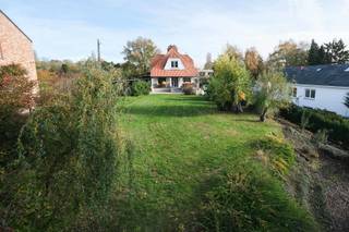 Te renoveren villa met uitzonderlijk potentieel in Sterrebeek!!!
In een rustige en residentiële buurt van Sterrebeek bevindt zich deze karaktervolle villa op een prachtig perceel van 19a64, volledig verscholen van de straat dankzij een private oprijlaan. De woning biedt ongeveer 261 m² bewoonbare oppervlakte en onderscheidt zich door royale ruimtes en wooncomfort, met onder meer een binnenzwembad en een wellnessruimte met infrarood.
De lichtrijke leefruimte kijkt uit op de diepe tuin en sluit naadloos aan op de ruime eetkamer en de volledig ingerichte keuken, ideaal voor familieavonden en etentjes. Een afzonderlijk bureau maakt thuiswerk perfect mogelijk. In totaal bevinden er zich vier ruime slaapkamers en extra functionele ruimtes, wat deze woning bijzonder geschikt maakt voor grotere gezinnen of wie aanvullende ruimte nodig heeft.
De ligging in de Zavelstraat is een absolute troef: een stille omgeving, maar toch uitstekend bereikbaar. Scholen, winkels, sportclubs en het centrum van Sterrebeek liggen in de directe omgeving, net als de belangrijkste verbindingen naar Brussel, Zaventem en de Europese instellingen. Ook openbaar vervoer is vlot toegankelijk, wat deze locatie aantrekkelijk maakt voor gezinnen én pendelaars.
Hoewel de woning beschikt over dubbele beglazing, heeft ze een EPC-label F (EPC: 20251025-0003718403-RES-1). Renovatie biedt echter een uitgelezen kans om deze woning te transformeren tot een moderne, energiezuinige thuis.