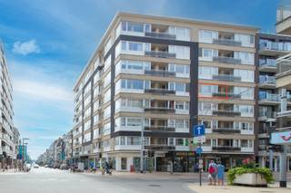 Volledig gerenoveerd 2-slaapkamer appartement met terras aan de voor- en achterzijde te koop te Middelkerke, Leopoldlaan 1. Dit...