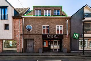 Dit gezellige dakappartement is gelegen op de tweede verdieping van een kleinschalig gebouw in Broechem.<br /><br />Bij het binnenkomen word je verwelkomd in een inkomhal met apart gastentoilet.<br /><br />Vervolgens kom je in terecht in de lichtrijke leefruimte met open keuken. Aansluitend bevindt zich een berging met aansluiting voor een wasmachine. <br /><br />Het appartement beschikt over twee slaapkamers (8m² / 11m²), die beide directe toegang bieden tot het aangename zuidwest georiënteerde terras (27m²), ideaal om te genieten van de namiddag- en avondzon.<br /><br />Daarnaast is er nog de badkamer.<br /><br />Troeven:<br />+ Centrale locatie, nabij winkels, scholen en openbaar vervoer<br />+ Zonnig terras achteraan<br />+ Kleinschalig gebouw<br />+ Dakappartement met veel lichtinval<br />+ Airco aanwezig<br /><br />Interesse in dit tof dakappartement? Contacteer ons via 03 337 50 70 of info@vbvastgoed.be voor een afspraak ter plaatse of meer info.