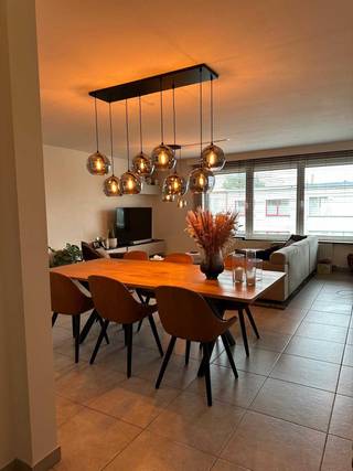 Gunstig gelegen twee-slaapkamerappartement in centrum Schoten aan doodlopende straat met achteraan het perceel een garage en in de straat veel parkeergelegenheid. Op het tweede etage tref je dit ruime en lichtrijke appartement (98m2). In de grote leefruimte met open vernieuwde keuken (2022) is het prettig vertoeven. Vanuit de keuken heeft men toegang tot de CV-ruimte waar ook een aansluiting is voor een wasmachine en droger. Verder is er in de living en de grootste slaapkamer airco (2023) aanwezig. Verderop in het appartement, een goed ingedeelde ruime badkamer met ligbad, aparte douche en dubbele wastafel. Een afzonderlijk toilet met handwasser en verder nog twee mooi ruime slaapkamers beiden uitgevend op het terras (14m2). Met de westelijke oriëntatie is het er s’avonds fijn genieten. De garage bevindt zich achteraan het perceel op straatniveau en is verplicht mee aan te kopen voor 25.000 euro. Deze is makkelijk bereikbaar langsheen het gebouw.