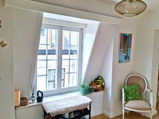 Ruim en energiezuinig appartement te huur op de Grote Markt van Lier. Dit prachtige instapklare appartement is gelegen op de vierde verdieping van een rustige, kleinschalige residentie met lift en geniet van een mooi uitzicht op het stadhuis en de Grote Markt. Met een bewoonbare oppervlakte van circa 100 m² biedt het appartement veel ruimte en wooncomfort op een absolute toplocatie in het centrum van Lier. Het appartement werd volledig geschilderd en beschikt over een ruime inkomhal met parketvloer, een zonnige living van circa 33 m² met parketvloer en een uitzicht op de Grote Markt. De keuken van circa 7 m² is uitgerust met een vaatwasser en keramische kookplaat. De volledig betegelde badkamer is voorzien van een lavabomeubel en een ruime inloopdouche. Daarnaast beschikt het appartement over een ruime slaapkamer van circa 12 m². Centrale verwarming is aanwezig in het volledige appartement. Dankzij het gunstige EPC-label B. De gemeenschappelijke kosten bedragen 85 euro per maand. Een ideaal appartement voor wie comfortabel en centraal wil wonen op een van de mooiste locaties van Lier. Voor meer informatie of een aanvraag tot bezichtiging: tel. 0487/759.758.