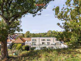 Graag stellen wij u dit uitzonderlijk duplex- appartement met 2 slaapkamers voor in hartje Bierbeek. De woonst geniet een uiterst gunstige locatie, op wandelafstand van het dorpscentrum met talrijke voorzieningen zoals restaurant In De Molen, Louis Delhaize, een bakker en een frituur… Het appartement maakt deel uit van een kleinschalige, recente (2017) en welonderhouden residentie en kenmerkt zich door haar tijdloze en stijlvolle afwerking. Bovendien beschikt het appartement over maar liefst 2 ruime terrassen van 26m2 en 11m2.  De woonkamer is bijzonder lichtrijk dankzij de grote raampartijen, waardoor er volop natuurlijk daglicht binnenvalt. De semi-open keuken is volledig uitgerust. Daarnaast is er een praktische berging (met aansluiting wasmachine) voor extra opbergruimte. Verder beschikt het appartement over een apart toilet, 2 ruime slaapkamers en een moderne badkamer. Bijkomende pluspunten zijn de ondergrondse autostaanplaats, kelderberging, aanwezige fietsenstalling en lift, lage maandelijkse lasten en het gunstige EPC (label A).  Alle nutsvoorzieningen met aparte tellers. Mogelijkheid tot aankoop van een tweede, bijkomende autostaanplaats en/of berging. Heeft u vragen of wenst u graag een bezoek? Aarzel niet ons te contacteren via info@homies.be of via 016 22 82 22.