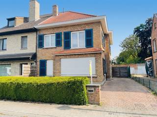 Assebroek in rustige straat, INSTAPKLARE CHARMANTE GEZINSWONING MET GROTE TUIN, GARAGE EN OPRIT.  Voortuin, oprit, afgesloten tuin met...