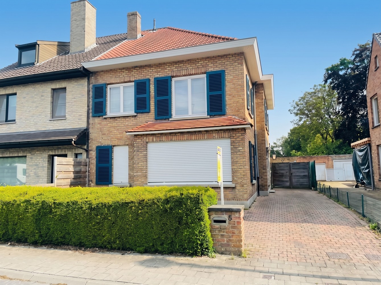 Assebroek INSTAPKLARE CHARMANTE GEZINSWONING, HALF-OPEN BEBOUWING met GROTE ZONNIGE TUIN, OPRIT en GARAGE - foto 1