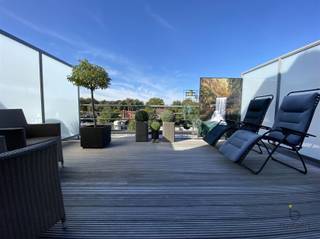 <p><span>Prachtig energiezuinig duplex appartement met 3 slaapkamers, 2 terrassen en garagebox in centrum Schilde. Gelegen op wandelafstand van winkels, openbaar vervoer en scholen. Het appartement bevindt zich op de tweede/derde verdieping en is zeer goed onderhouden. We betreden het appartement via de hal met vestiaire en gastentoilet, en komen in de ruime, lichtrijke woonkamer op parket. Aangrenzend bevind zich de open keuken met eiland en voorzien van alle toestellen. Er is tevens een bijkeuken met grote kastenwand alsook aansluiting voor wasmachine en droogkast. Vanuit de keuken hebt u toegang tot het eerste terras. Op de tweede verdieping vinden we 3 slaapkamers met ingemaakte kasten op parket alsook de ruime badkamer met bad, douche en dubbele lavabo. Aansluitend aan de masterbedroom heeft u nog een terras van 16 m2 waar u heerlijk kan relaxen. Achter het gebouw bevindt zich de bijhorende garagebox. De maandelijkse provisiekosten bedragen 90 p/mnd. Dit pareltje is beschikbaar vanaf 01/09/2026  Troeven: energiezuinig, 2 mooie terrassen, 3 slaapkamers met ingemaakte kasten, garagebox, luxe afwerking.</span></p><p><span> </span></p>