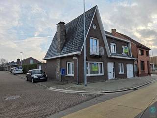 Ruime woning met 4 slaapkamers, garage en tuin in het centrum van Arendonk.Bij het binnenkomen in de woning word je ontvangen in een ruime inkomhal...