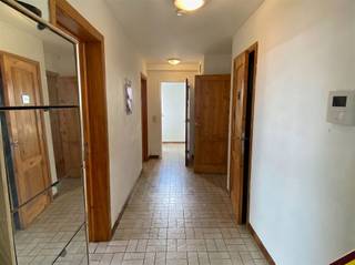 <p>Ruim en lichtrijk 2-slaapkamerappartement in Welle</p><p>Dit ruime appartement bevindt zich op de tweede verdieping en geniet van een uitstekende ligging in Welle, vlak bij openbaar vervoer, winkels en supermarkten.</p><p>De indeling bestaat uit een inkomhal, twee volwaardige slaapkamers, een ruime en lichte woonkamer met eetgedeelte, een ingerichte keuken, een badkamer met douchebad, een afzonderlijk toilet en een terras aan de voor- en achterzijde.</p><p>Huurprijs: €750 + €25 forfaitaire kosten<br />Beschikbaar: 01/09/2026</p>