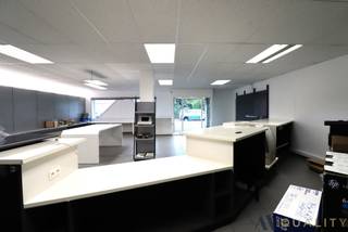 Uitstekend gelegen winkelpand met kantoorruimtes in een groene omgeving en ruime parkeergelegenheid aan de voorzijde, met de mogelijkheid voor extra parkeerplaatsen achteraan. Momenteel verhuurd tot 31 januari 2026. Pop-up huur mogelijk vanaf 1 februari 2026 tot 31 december 2026. Het pand is gemakkelijk en snel bereikbaar, in de nabijheid van de N16 in Bornem. Met een oppervlakte van 196m², en een optionele uitbreiding van 41m², biedt het pand flexibele mogelijkheden voor indeling volgens specifieke behoeften. Voorzieningen omvatten water, gas, groene stroom, centrale verwarming, een alarmsysteem, sanitaire voorzieningen en een ruimte voor koffie en afwas.. Neem vandaag nog contact met ons op voor meer informatie! EPC label B en UC: 20231002-0002981694-KNR-1. Voor verdere inlichtingen, neem vrijblijvend contact op nummer 03/283 84 84 of mail naar kristien@ax-quality.be