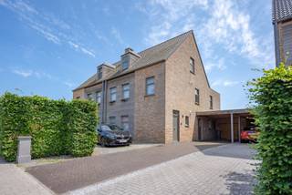 Bent u op zoek naar een volledig instapklare woning met vijf slaapkamers en een oprit voor drie wagens?Dan is deze woning precies wat u zoekt!We...