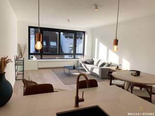 <p>Gerenoveerd trendy appartement met 2 slaapkamers en terras.<br /><br />Lichtrijke en grote woon- en leefruimte op hoogwaardige parketvloer. Open luxe keuken met kwalitatieve AEG toestellen : grote koelkast met vriezer, inductiekookplaat, hetelucht oven, vaatwasser en een gezellige bar/zitgedeelte. Aparte berging met een aansluiting voor de wasmachine en droogkast.<br />De stijlvolle badkamer afgewerkt, in mortex, is voorzien van een inloopdouche met stalen douchewand, een dubbele lavabo en toilet.<br />Achteraan 2 slaapkamers eveneens op parketvloer.<br /><br />Privatieve kelderberging aanwezig. Lage onkosten. Gunstig EPC. <br /><br />Rustig gelegen vlakbij Park Spoor Noord en in de directe nabijheid van belangrijke invalswegen, openbaar vervoer en vélostations. <br /><br />2 appartementen beschikbaar.<br />2e verdieping (terras) – €279.000 – EPC B - vrij bij akte<br />3e verdieping (terras) – €269.000 – EPC C - verhuurd aan €895/maand (geïndexeerd €944/maand)</p>