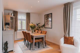 Meer info of een gratis waardebepaling van uw woning: jordi.broes@homixx.be of 016 199 340.<br />Volledige tekst: www.homixx.be<br /><br />Homixx Vastgoed stelt u deze recente, zéér hoogwaardig afgewerkte woning voor, gelegen op een perceel van 500 m² in het rustige Tremelo op de grens met Keerbergen. <br />Deze woning combineert moderne elegantie met energie-efficiëntie, wat resulteert in een indrukwekkende EPC-score A. <br />Dankzij de nieuwste technieken zoals een Daikin lucht-water warmtepomp, zonnepanelen, conform elektriciteitsattest, regenwaterput van 15.000 l aangesloten op wc's, wasmachine en buitenkraan bent u hier klaar voor de toekomst.<br />Bij het betreden van de woning valt direct de verfijnde afwerking op, met een volle parketvloer die door de ruimtes loopt en veel stijlvolle ingebouwde kasten die voor optimaal gebruiksgemak zorgen. <br />De royale eetplaats en lichtrijke living sluiten aan bij de goed geïnstalleerde keuken, allen met zicht op de tuin. <br />Praktisch: de aangrenzende berging/wasplaats/bijkeuken, de aanwezigheid van een ruime kruipkelder en afgewerkte bergzolder. <br />Met maar liefst zes slaapkamers (allen met UTP aansluiting), een moderne badkamer (bad en douche) en twee toiletten biedt dit pand een uitzonderlijk volume voor grote gezinnen of extra hobbyruimte.<br />Op vlak van veiligheid en technologie is deze woning een koploper: het domoticasysteem voor de verlichting en het geavanceerde alarmsysteem met camera’s (bedienbaar via app) bieden u een zorgeloos woongevoel. <br />De lichtarmaturen zijn mee inbegrepen (gordijnen optioneel).<br />Buiten geniet u op het aangename terras met zonneluifel van de prachtige omheinde tuin (incl robotmaaier). <br />Uw wagens parkeert u moeiteloos in de inpandige garage of op de vijf parkeerplaatsen buiten, waar tevens een laadpaal voor elektrische voertuigen is voorzien.<br />Er is ook een mogelijkheid tot de aankoop van 2 extra garages in de Mouterij te Haacht (Cores) aan 15K per garage.<br /><br />Een instapklare droomwoning waar luxe en duurzaamheid hand in hand gaan.