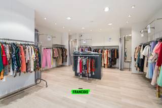 IMMO FRANCOIS MEETJESLAND PRESENTEERT SLEIDINGE-DORP 131!<br /><br />VOOR ALLE INFORMATIE & DOCUMENTEN, BEZOEK ONZE WEBSITE: IMMOFRANCOIS.BE.<br /><br />WILT U EEN GRATIS, VRIJBLIJVENDE VERKOOPANALYSE MET EEN WAARDERING VAN UW PAND? DARIO KOMT GRAAG BIJ U LANGS!<br /><br />Gelegen in het hart van Sleidinge, op een toplocatie met hoge zichtbaarheid, veel voetgangersverkeer en parkeermogelijkheden in de buurt, vinden we dit ruime en multifunctionele pand op een perceel van 470 m². De locatie biedt zowel uitstekende bereikbaarheid als een vlotte verbinding met Gent en de E34.<br /><br />Het gelijkvloers bestaat uit een grote commerciële ruimte met grote ramen, perfect voor een winkel, kantoor of praktijk. Daarnaast is er een lichte woonruimte, volledig uitgeruste keuken, garage, berging en een onderhoudsvriendelijke tuin met jacuzzi.<br /><br />Op de eerste verdieping bevinden zich twee riante slaapkamers, een badkamer en een dressing. De tweede verdieping is ingericht als een zelfstandige studio met eigen badkamer.<br /><br />Met een totale bruikbare oppervlakte van 529 m², 49 zonnepanelen en een EPC-label B (181 kWh/m² per jaar), is dit een energiezuinig en instapklaar pand dat wonen en werken op unieke wijze combineert.<br /><br />Zoekt u ruimte, comfort en een toplocatie in het centrum van Sleidinge? Neem gerust contact op met Dario Van Kerckvoorde van Immo Francois Meetjesland voor meer informatie of om een bezoek te regelen.<br /><br />WILT U ALS EERSTE OP DE HOOGTE BLIJVEN VAN ONZE AANBODEN? 1) STUUR ONS UW ZOEKVOORWAARDEN EN WIJ BLIJVEN IN CONTACT, 2) VOLG @IMMOFRANCOISMEETJESLAND OP INSTAGRAM<br /><br />Highlights<br /><br /><ul><li>Centrale ligging in het centrum van Sleidinge<br /><br /></li><li>Hoogwaardige afwerkingsmaterialen<br /><br /></li><li>EPC-label B met een waarde van 181 kWh/m²<br /><br /></li><li>Combinatie van wonen en werken<br /><br /></li><li>49 zonnepanelen met lopende groene certificaten</li></ul>