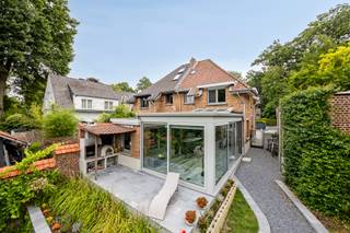 Instapklare driegevelwoning met vergunde lodge nabij Fiji-wijk – Wezembeek-Oppem Op slechts 100 meter van de geliefde Fiji-wijk vindt u...