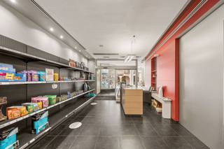 Bent u op zoek naar een ruim handelspand met volwaardige woonst op een commerciële topligging? Dan biedt deze eigendom in centrum gistel een bijzonder interessante combinatie van wonen en ondernemen. Met een totale oppervlakte van maar liefst 361 m², waarvan 130 m² handelsruimte op het gelijkvloers, biedt deze eigendom bijzonder veel ruimte en tal van mogelijkheden.<br /><br />Op het gelijkvloers bevindt zich de ruime handelsruimte van maar liefst 130 m². Dankzij de uitstekende ligging in het commerciële hart van Gistel geniet het pand van een mooie zichtbaarheid en passage, ideaal voor uiteenlopende handels- of beroepsactiviteiten.<br />De eerste verdieping omvat een ruime overloop, een grote stockeerruimte, drie volwaardige slaapkamers, en een kitchenette. De aanwezigheid van de ruime stockageruimte vormt hierbij een mooie meerwaarde voor de handelsactiviteit op het gelijkvloers.<br />Op de tweede verdieping bevindt zich het woongedeelte. Hier treft u een aangename en lichtrijke leefruimte, een ruime en volledig geïnstalleerde keuken, een vierde slaapkamer, een badkamer en een afzonderlijk toilet. Vanuit deze verdieping heeft u bovendien toegang tot het ruime en zonnige terras, waar u in alle rust van de buitenruimte kunt genieten.<br /><br />Een bijkomende troef is de erg ruime kelder, die uitstekend dienst kan doen als extra opslagruimte. Bovendien beschikt het gebouw over een lift die alle niveaus verbindt, van de kelder tot en met de tweede verdieping, wat zowel voor de handelsactiviteit als voor het woongedeelte een aanzienlijke meerwaarde biedt.<br /><br />Kortom, een veelzijdige eigendom op een uitstekende commerciële ligging, met een royale handelsruimte, bijzonder veel opslagmogelijkheden én een ruime woonst met zonnig terras. De ideale opportuniteit voor wie wonen en werken onder één dak wil combineren in het hart van Gistel.<br /><br /><br />Interesse in deze veelzijdige eigendom? Neem gerust contact op met Ward via 0470 20 66 88 voor een bezoek ter plaatse en ontdek zelf de vele mogelijkheden die dit pand te bieden heeft. Renovatieplicht van toepassing.