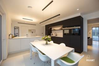 <p><span>Moderne open bebouwing op toplocatie te Duffel (op een steenworp van Kontich)</span></p><p><span>Op een absolute topligging, op de grens van Duffel en op een steenworp van Kontich, vindt u deze moderne open bebouwing die uitblinkt in licht, ruimte en comfort. U geniet hier van de rust van Duffel, met alle voorzieningen van Kontich vlakbij.</span></p><p><span>Deze volledig instapklare woning verwelkomt u met een enorme lichtinval dankzij grote raampartijen en een doordachte architectuur. De open leefruimte sluit naadloos aan op de tuin en creëert een aangename, luchtige sfeer waar het heerlijk thuiskomen is.</span></p><p><span>De woning is energiezuinig gebouwd en voldoet aan de hedendaagse normen, wat resulteert in een lage energiefactuur en optimaal wooncomfort.</span></p><p><span>Daarnaast geniet u van:</span></p><ul><li><span>Volledig instapklare afwerking</span></li><li><span>Moderne, tijdloze architectuur</span></li><li><span>Rustige en privatieve tuin</span></li><li><span>Vlotte bereikbaarheid via belangrijke verbindingswegen</span></li><li><span>Centrale ligging nabij winkels, scholen en openbaar vervoer</span></li><li><span>4 slaapkamers</span></li><li><span>Bad en douche</span></li></ul><p><span> </span></p><p><span>Een unieke kans voor wie op zoek is naar comfortabel en hedendaags wonen op een strategische locatie, vlakbij Kontich.</span></p><p><span> </span></p><p><span>Interesse? Contacteer ons voor meer informatie of een bezoek ter plaatse.</span></p>