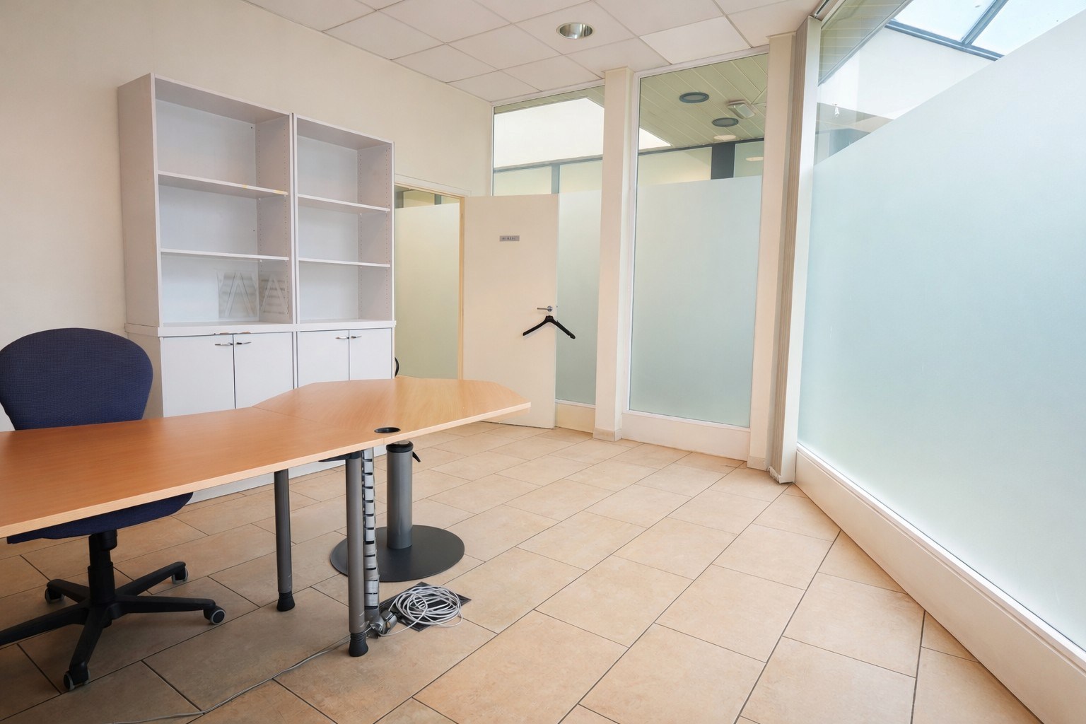 Handelspand / Kantoorruimte te huur – Centrum Lokeren - foto 4