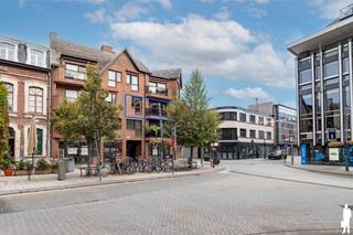 <div><strong>Dit ruime en lichtrijke tweeslaapkamerappartement van 126m² combineert een uitstekende ligging aan de Turnhoutse Grote Markt met een gunstig EPC-label B, wat zorgt voor een energiezuinige en comfortabele woonomgeving. Winkels, horecazaken, openbaar vervoer en andere voorzieningen zijn op wandelafstand, waardoor u optimaal kunt genieten van het stadsleven.</strong></div>
<br />
<div>Bij het betreden van het appartement komt u terecht in een inkomhal, met ingebouwde vestairekast die toegang biedt tot de verschillende ruimtes. Aan de achterzijde bevinden zich twee volwaardige slaapkamers, beide uitgerust met ingebouwde kasten en vliegenramen. De badkamer beschikt over een douche, ligbad en wastafel. Verder is er een apart gastentoilet aanwezig.<br /><br />
<div>De ruime woonkamer baadt dankzij de vele raampartijen in het natuurlijke licht en biedt een aangename leefomgeving. Via het schuifraam heeft u rechtstreeks toegang tot het gezellige terras met uitzicht op de Grote Markt. Aansluitend bevindt zich de volledig uitgeruste keuken, voorzien van een vaatwasser, koelkast, diepvriezer en voldoende kastruimte. Naast de keuken is er bovendien een praktische berging aanwezig, ideaal voor extra opslagruimte.</div>
</div>
<p>Als extra troef beschikt het appartement over een ondergrondse autostaanplaats, wat een grote meerwaarde biedt in het stadscentrum.</p>
Een ideale woongelegenheid voor wie comfortabel wil wonen op een centrale locatie in het centrum van Turnhout.<br /><br /><span>Bijzonderheden: </span><br />
<ul>
<li>Topligging op de Grote Markt</li>
<li>Ondergrondse autostaanplaats inbegrepen</li>
<li>Gunstig EPC-label B: 113 kWh/(m²/jaar)</li>
<li>Gezellig terras toegankelijk via schuifraam</li>
<li>Instapklaar</li>
<li>Ruime en lichtrijke woonkamer</li>
<li>Op wandelafstand van winkels, horeca en openbaar vervoer</li>
<li>Recent vernieuwde condensatieketel</li>
<li>Vaste maandelijkse kosten: 109.37 EUR (incl. blokpolis)</li>
<li>De woning is verhuurd voor 820,00 EUR/maand</li>
</ul>
<br /><span>Stedenbouwkundige inlichtingen in aanvraag</span>