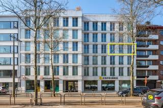 <p><span> </span></p><p><span>Modern 1 slaapkamer appartement in residentie Parkhof te Mortsel</span></p><p><span> </span></p><p><span>Dit moderne en goed onderhouden appartement is ideaal gelegen in het levendige Mortsel, op korte afstand van openbaar vervoer, diverse winkels en het groene Fort4, een prachtige plek voor ontspanning en wandelingen. </span></p><p><span>De locatie biedt een perfecte combinatie van stadse gemakken en rustgevende natuur, waardoor dit appartement een uitstekende keuze is voor wie op zoek is naar comfort en bereikbaarheid. </span></p><p><span> </span></p><p><span>Leefruimte &amp; keuken (26m²):</span></p><p><span>Bij binnenkomst in de inkomhal komt u direct in de lichte en ruime leefruimte, die naadloos overgaat in de open keuken. De keuken is praktisch ingericht en biedt voldoende opbergruimte om al uw keukengerei netjes op te bergen. </span></p><p><span>Daarnaast is de keuken uitgerust met moderne apparatuur, waaronder een keramische kookplaat met dampkap, een oven en een vaatwasser, zodat u alles in huis heeft voor zowel dagelijks gebruik als culinair avontuur. </span></p><p><span> </span></p><p><span>Slaapkamers, badkamers, toilet &amp; wasruimte:</span></p><p><span>Het appartement beschikt over een comfortabele slaapkamer, die dankzij het grote raam veel natuurlijk licht ontvangt, waardoor de ruimte extra uitnodigend aanvoelt. </span></p><p><span>De badkamer is stijlvol en praktisch ingericht, met een ruime inloop douche en een zwevend lavabo meubel met spiegel. Voor extra gemak is er ook een apart (gasten)toilet aanwezig. </span></p><p><span> </span></p><p><span>Kelder &amp; autostaanplaats:</span></p><p><span>Bovendien is het appartement voorzien van een bergingruimte in het appartement en ook met een kelder</span></p><p><span>Parkeren doet u in de ondergrondse parking (exclusief )</span></p><p><span> </span></p><p><span>Extra troeven:</span></p><p><span>- Dubbele beglazing voor extra geluidsisolatie en energie-efficiëntie</span></p><p><span>- Mooi afgewerkte tegelvloer die zorgt voor een strakke en moderne uitstraling</span></p><p><span>- Lift in het gebouw voor extra comfort</span></p><p><span>- Aangrenzende parktuin waar u kunt genieten van de natuur en frisse lucht</span></p><p><span> </span></p><p><span>Momenteel is het appartement nog verhuurd door een zeer stabiele huurder. </span></p><p><span> </span></p><p><span>Met zijn ideale ligging, moderne afwerking en uitstekende voorzieningen biedt dit appartement alles wat u nodig heeft voor comfortabel wonen in Mortsel. </span></p><p><span>Maak snel een afspraak voor een bezichtiging!</span></p>