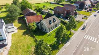 Centraal gelegen in Zwalm, nabij alle belangrijke invalswegen vinden we deze ruime woning met prachtig perceel terug!
Uitgestrekte tuin en landelijk uitzicht op een centrale toplocatie. Dankzij de ruime indeling biedt deze woning heel wat comfort voor gezinnen die op zoek zijn naar een ruime woning met veel binnen- en buitenruimte. EPC D zorgt voor geen renovatieverplichting.
Voor meer informatie? Contacteer ons!!