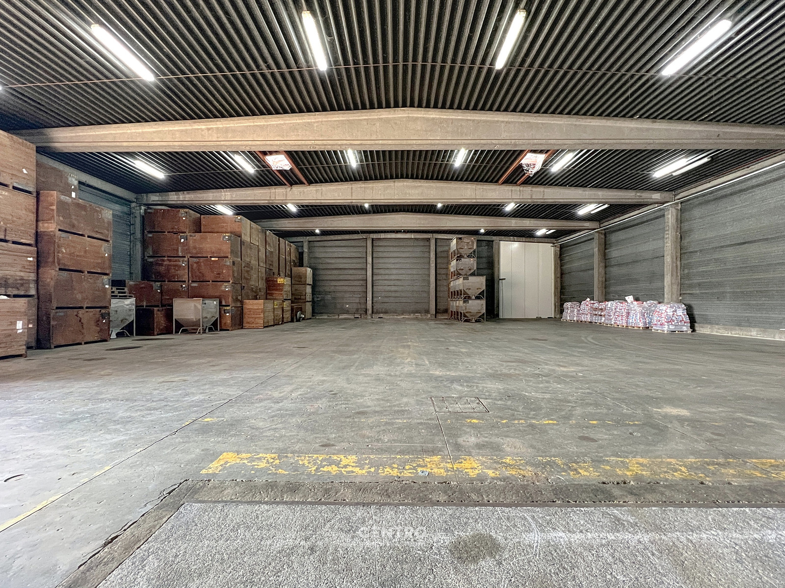 Magazijn van 830m² (met poort van 11m breedte) TE HUUR , te Kerkhove (Avelgem). - photo 4