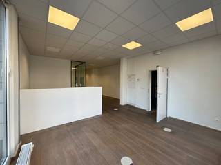 Deze uitzonderlijke gelijkvloerse kantoorruimte van ca. 320 m² is gelegen op een uitstekende zichtlocatie aan de kleine ring van Hasselt, wat...