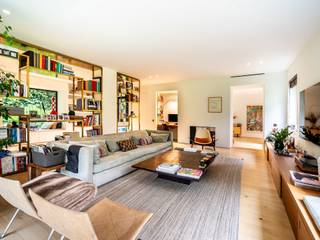 In het hart van de Sterrenwacht, woning gebouwd in 2017 met een bruto oppervlakte volgens EPC van ± 627 m² met zes slaapkamers en een tuin. <br /><br />De woning, ontworpen door een Zwitsers architectenbureau, komt uit op een grote inkomhal met geïntegreerde vestiaire en gastentoilet en leidt naar de eetkamer en de dubbele woonkamer met een oppervlakte van ± 70 m² met geïntegreerde bibliotheek en open haard met uitzicht op een tuin ontworpen door architect Eric Dhondt. Een keuken met een oppervlakte van ± 28 m² volledig uitgerust met Boretti fornuis, kookeiland en ontbijthoek geeft toegang tot het overdekte terras. Op de eerste verdieping de hoofdslaapkamer van ± 46 m² met kleedkamer, badkamer, Japans toilet en terras en twee andere slaapkamers van ± 15 en 18 m² met geïntegreerde kleedkamer, privébadkamer en terras. Op de tweede verdieping, twee slaapkamers van ± 18 m² met kleedkamer en badkamer, een familiekamer uitgebreid met een terras van ± 18 m². Een studio met een zesde slaapkamer en douche, een ingerichte wasruimte en kelders.<br /><br />Andere: vloerverwarming, alarm, domotica, zonnepanelen, airconditioning, dubbele stroom ventilatie, regenwaterrecuperatie, waterontharder, driefasig laadstation, kosten: 750 EUR. EPC : B<br /><br />Sterrenwacht, is een groene en rustige buurt gelegen niet ver van kleine winkels en openbaar vervoer. <br /><br />Voor meer informatie kunt u contact opnemen met Salomé Philippart op +32 (0) 472 62 83 17