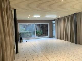 Deze ruimte is indien gewenst onmiddellijk beschikbaar en geschikt voor verschillende doeleinden.Opp. zaal = 70 m²Opp. 2 aparte lokalen / kantoren /...