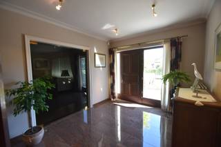 Ruime woning met volgende eigenschappen:<br />° Gelegen in rustige buurt<br />° Goed onderhouden huis<br />° Omheind met hekwerk<br />° Degelijke afwerking<br /><br />INDELING:<br /><br />° Niveau 0:<br />Centrale inkomhal met gastentoilet - living - keuken - badkamer - slaapkamer - wasplaats - garage - terras - tuin.<br /><br />° Niveau +1:<br />Overloop - slaapkamer met aparte zolderruimte - slaapkamer met aparte zolderruimte.<br /><br />Vraag een bezichtiging aan via de knop 'Ik ben kandidaat', die u enkel zal kunnen terugvinden op de website van confideo-immo.