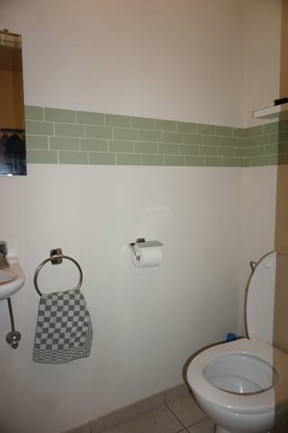 Appartement gelegen in het centrum van Paal op een wandelafstand van winkels, scholen, gezondheid en zorg. Gunstige ligging nabij de oprit autostrade E313.<br /><br />Dit pand werd ingedeeld als volgt:<br />VERDIEPING +3:<br />- Inkomhal<br />- Gastentoilet<br />- Living met toegang tot ruim terras<br />- Keuken<br />- Berging<br />- Nachthal<br />- Badkamer ingericht met ligbad, douche, badkamermeubel met twee lavabo's en toilet<br />- 2 Slaapkamers met beide toegang tot een tweede terras<br /><br />Verder beschikt dit appartement over een garage met berging in de kelderverdieping. 