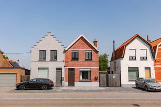 Geheel te renoveren woning met groot potentieel in MaldegemEPC-score: F-labelOp zoek naar een renovatieproject met tal van mogelijkheden? Deze...