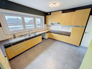 <p><span>APPARTEMENT PRÉCIEUX AVEC 2 CHAMBRES ET TERRASSE</span></p><p><span> </span></p><p><span>Sur le côté gauche, vous trouverez l'entrée de l'appartement qui comprend un espace commun, un hall d'entrée séparé et un espace de rangement/bureau ou une chambre spacieuse.</span></p><p><span> </span></p><p><span>Au rez-de-chaussée, il y a des toilettes pour les invités.</span></p><p><span> </span></p><p><span>Au premier étage, vous trouverez un séjour spacieux et lumineux, une grande cuisine séparée, un couloir, 2 chambres et une salle de bains équipée d'une baignoire avec fonction douche, d'un toilettes et d'un meuble lavabo.</span></p><p><span> </span></p><p><span>Label EPC C = Pas d'obligation de rénovation.</span></p><p><span>L'installation électrique est conforme à l'AREI.</span></p><p><span> </span></p><p><span>Chauffage central au gaz</span></p><p><span>Panneaux solaires disponibles.</span></p><p><span> </span></p><p><span>Pas de frais de syndic ou de coûts partagés pour cette propriété.</span></p><p><span> </span></p><p><span>À l'arrière de la maison, il y a une terrasse fermée.</span></p><p><span> </span></p><p><span>Pour des informations ou des visites, merci de répondre à l'annonce, nous vous appellerons pour planifier un rendez-vous.</span></p><p><span> </span></p><p><span> </span></p>